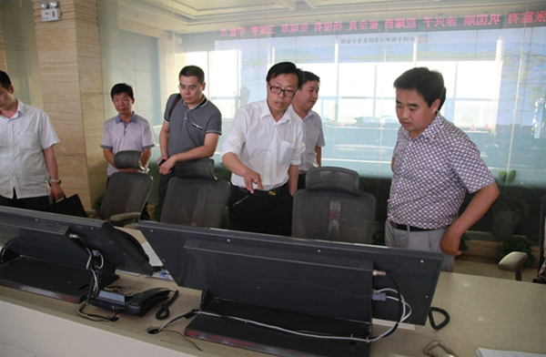 李總陪同河南國(guó)龍礦業(yè)建設(shè)有限公司領(lǐng)導(dǎo)考察團(tuán)參觀平煤集團(tuán)總調(diào)度室